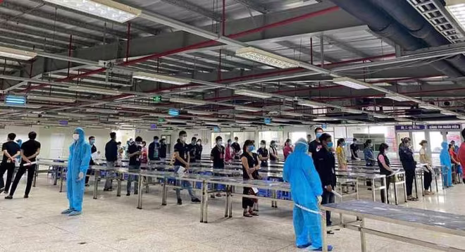 Xét nghiệm Covid-19 cho công nhân ở khu công nghiệp tại Bắc Giang