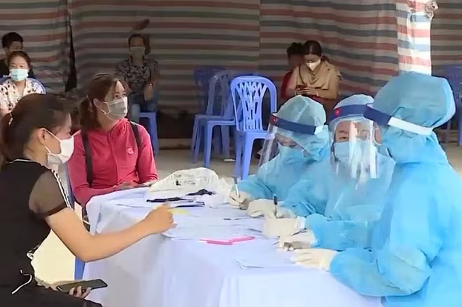 Lấy mẫu xét nghiệm người đi từ Đà Nẵng trở về Hà Nội tại huyện Hoài Đức Lấy mẫu xét nghiệm người đi từ Đà Nẵng trở về Hà Nội tại huyện Hoài Đức