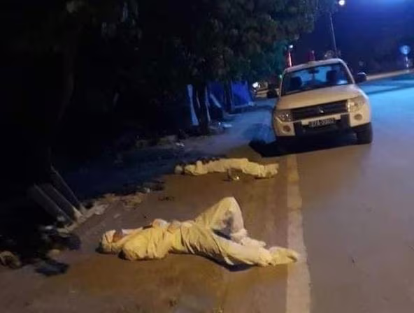 Bức ảnh hai cán bộ y tế kiệt sức, nằm ngủ trên đường trong lúc đi chống dịch tại huyện Nậm Pồ (tỉnh Điện Biên) gây sốt trên mạng Bức ảnh hai cán bộ y tế kiệt sức, nằm ngủ trên đường trong lúc đi chống dịch tại huyện Nậm Pồ (tỉnh Điện Biên) gây sốt trên mạng