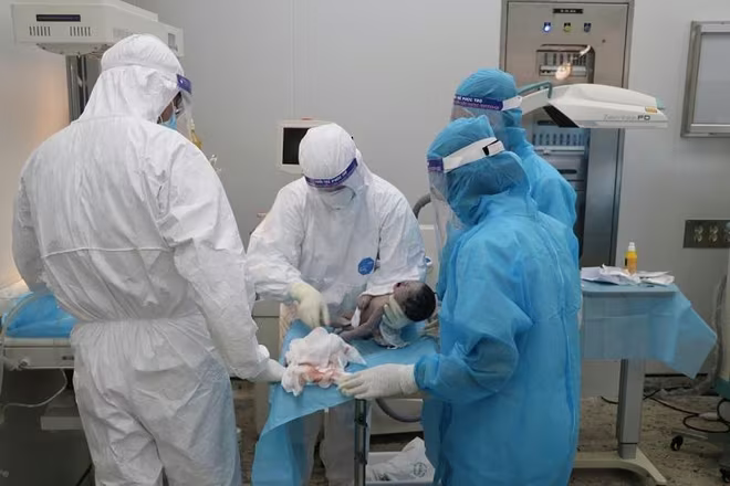 Các bác sĩ mổ đẻ lấy thai thành công từ sản phụ mắc Covid-19 diễn biến nặng Các bác sĩ mổ đẻ lấy thai thành công từ sản phụ mắc Covid-19 diễn biến nặng