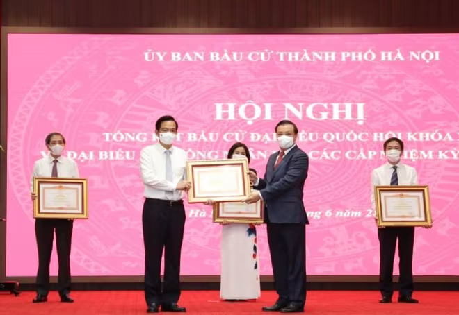 Bí thư Thành ủy Đinh Tiến Dũng trao Bằng khen của Chính phủ cho các đơn vị xuất sắc trong công tác bầu cử Bí thư Thành ủy Đinh Tiến Dũng trao Bằng khen của Chính phủ cho các đơn vị xuất sắc trong công tác bầu cử