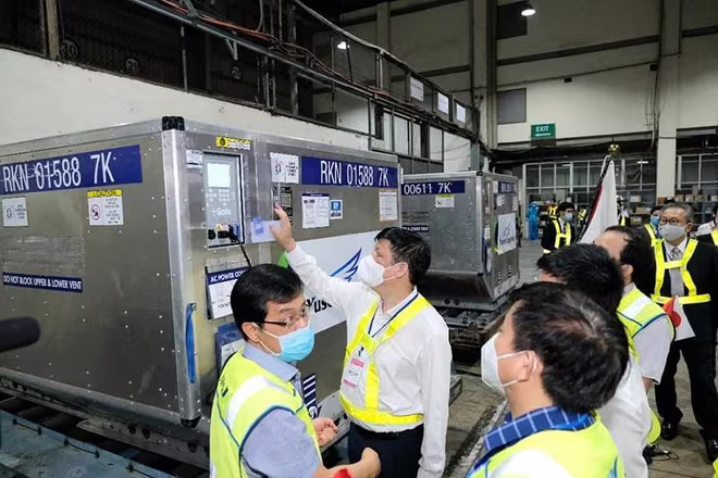 Bộ trưởng Y tế Nguyễn Thanh Long kiểm tra lô vaccine vừa về nước Bộ trưởng Y tế Nguyễn Thanh Long kiểm tra lô vaccine vừa về nước