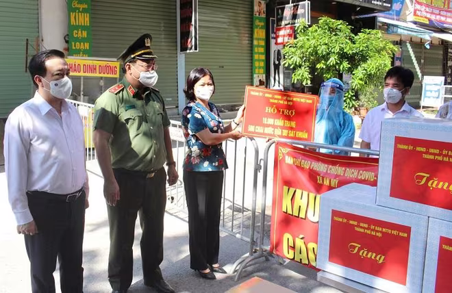 Đồng chí Nguyễn Thị Tuyến cùng các đồng chí lãnh đạo trao tặng quà hỗ trợ công tác chống dịch cho xã An Mỹ Đồng chí Nguyễn Thị Tuyến cùng các đồng chí lãnh đạo trao tặng quà hỗ trợ công tác chống dịch cho xã An Mỹ