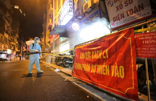 Khử khuẩn khu vực có bệnh nhân Covid-19 tại Hà Nội Khử khuẩn khu vực có bệnh nhân Covid-19 tại Hà Nội