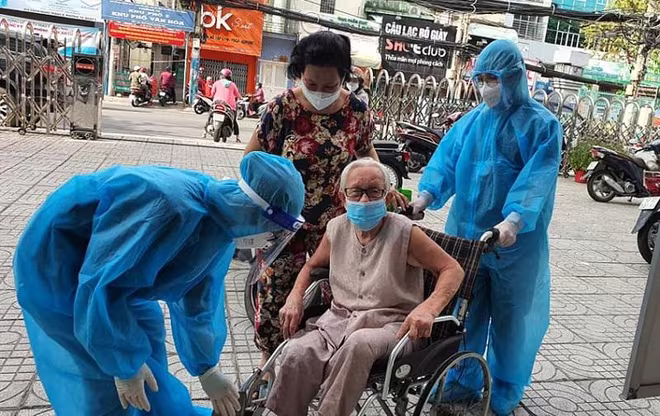 Người dân đến tiêm vaccine Covid-19 tại quận Gò Vấp TP HCM Người dân đến tiêm vaccine Covid-19 tại quận Gò Vấp TP HCM