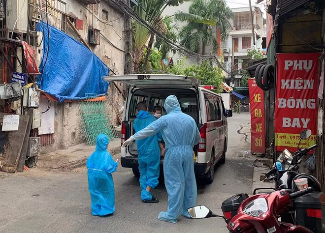 Đưa F0 ở quận Đống Đa đi cách ly (Ảnh minh hoạ) Đưa F0 ở quận Đống Đa đi cách ly (Ảnh minh hoạ)