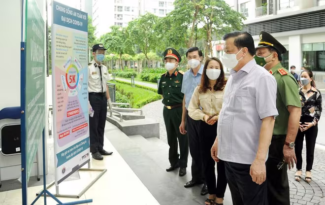 Bí thư Thành ủy Hà Nội Đinh Tiến Dũng kiểm tra công tác phòng, chống dịch Covid-19 Bí thư Thành ủy Hà Nội Đinh Tiến Dũng kiểm tra công tác phòng, chống dịch Covid-19
