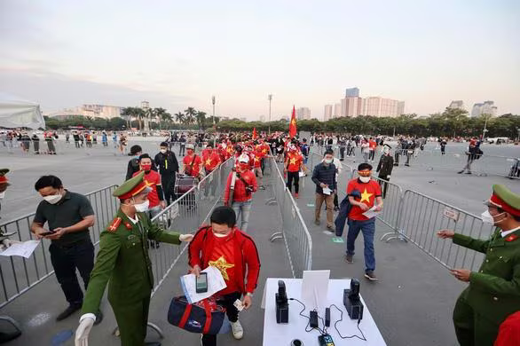 Các cổ động viên vào xem bóng đá tại sân Mỹ Đình đều được kiểm tra chặt chẽ Các cổ động viên vào xem bóng đá tại sân Mỹ Đình đều được kiểm tra chặt chẽ