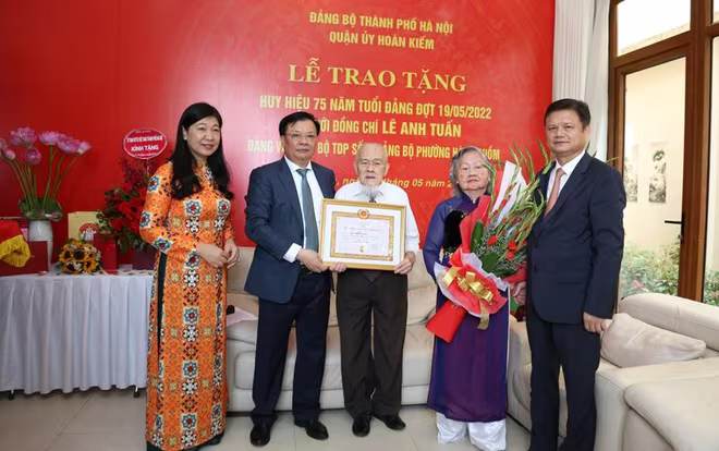 Bí thư Thành ủy Đinh Tiến Dũng và lãnh đạo thành phố chúc mừng gia đình đồng chí Lê Anh Tuấn