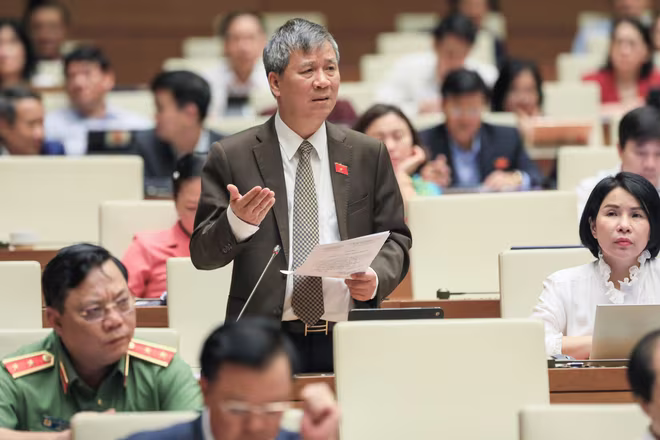 ĐBQH Nguyễn Anh Trí thảo luận tại Quốc hội sáng 24-5