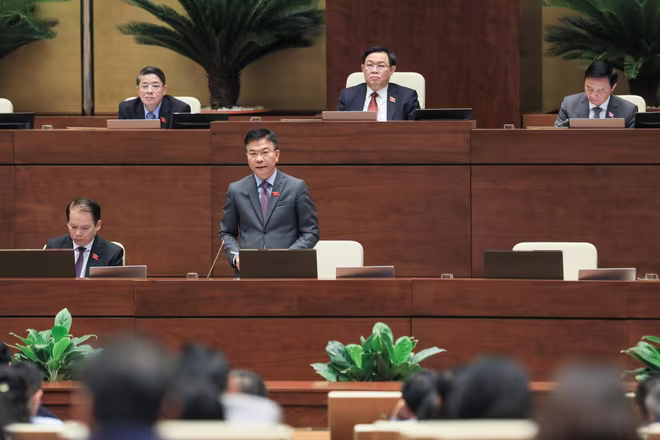 Bộ trưởng Bộ Tư pháp Lê Thành Long phát biểu tại Quốc hội sáng 24-5