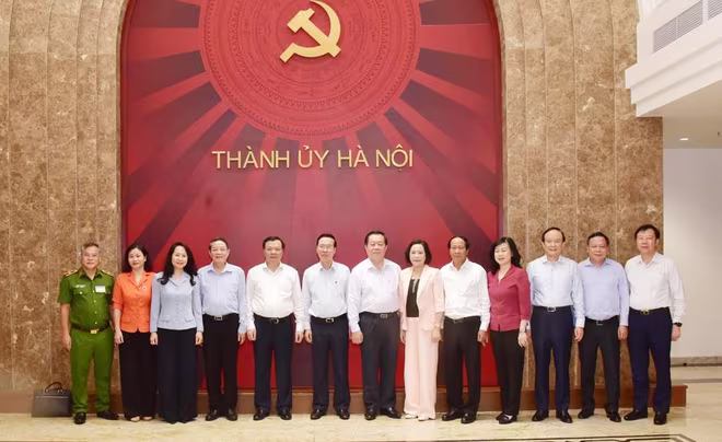 Các đồng chí lãnh đạo Trung ương và thành phố Hà Nội dự hội nghị