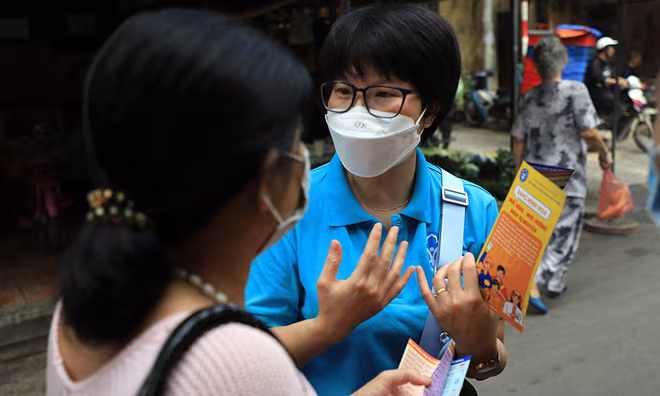 Cán bộ BHXH đến trực tiếp các khu chợ, khu dân cư để tuyên truyền Cán bộ BHXH đến trực tiếp các khu chợ, khu dân cư để tuyên truyền