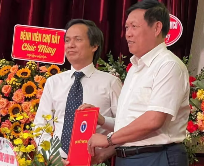 Thứ trưởng Bộ Y tế Đỗ Xuân Tuyên trao Quyết định cho PGS.TS Đồng Văn Hệ Thứ trưởng Bộ Y tế Đỗ Xuân Tuyên trao Quyết định cho PGS.TS Đồng Văn Hệ