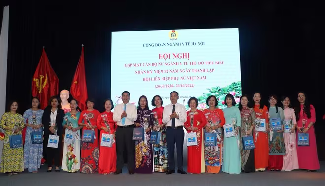 Lãnh đạo Công đoàn ngành y tế Hà Nội và Liên đoàn Lao động Hà Nội biểu dương các nữ cán bộ tiêu biểu