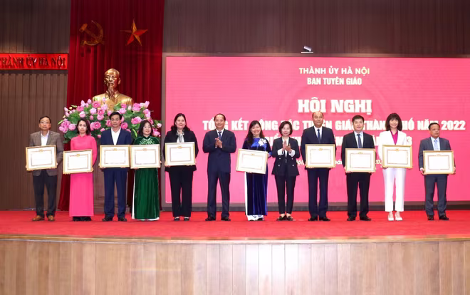 Trưởng Ban Tuyên giáo Thành ủy Nguyễn Doãn Toản và Bí thư Quận ủy Thanh Xuân Bùi Huyền Mai trao Bằng khen cho các tập thể tại hội nghị Trưởng Ban Tuyên giáo Thành ủy Nguyễn Doãn Toản và Bí thư Quận ủy Thanh Xuân Bùi Huyền Mai trao Bằng khen cho các tập thể tại hội nghị