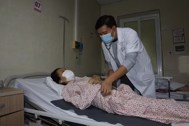 Người mẹ vẫn đang được chăm sóc điều trị sau khi "vượt cạn" thành công Người mẹ vẫn đang được chăm sóc điều trị sau khi "vượt cạn" thành công