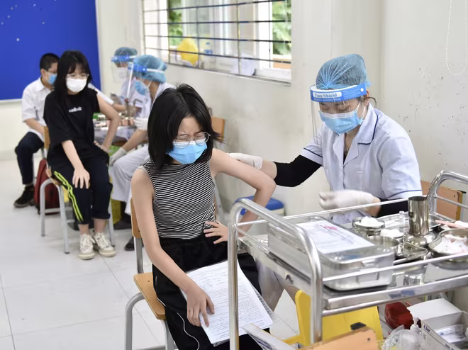 Hà Nội vẫn đang triển khai tiêm miễn phí vaccine cho người dân Hà Nội vẫn đang triển khai tiêm miễn phí vaccine cho người dân