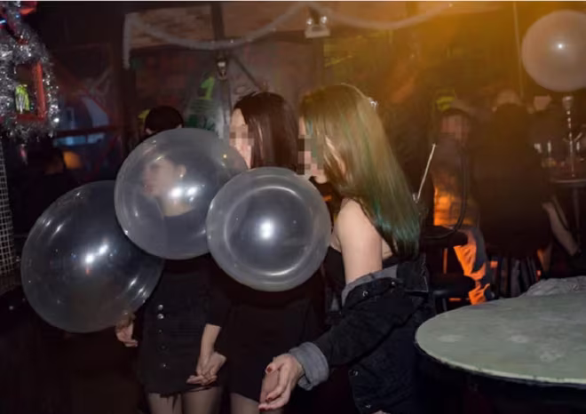 Tình trạng sử dụng 'bóng cười' vẫn diễn ra, nhất là tại các quán bar, vũ trường, quán karaoke... Tình trạng sử dụng 'bóng cười' vẫn diễn ra, nhất là tại các quán bar, vũ trường, quán karaoke...