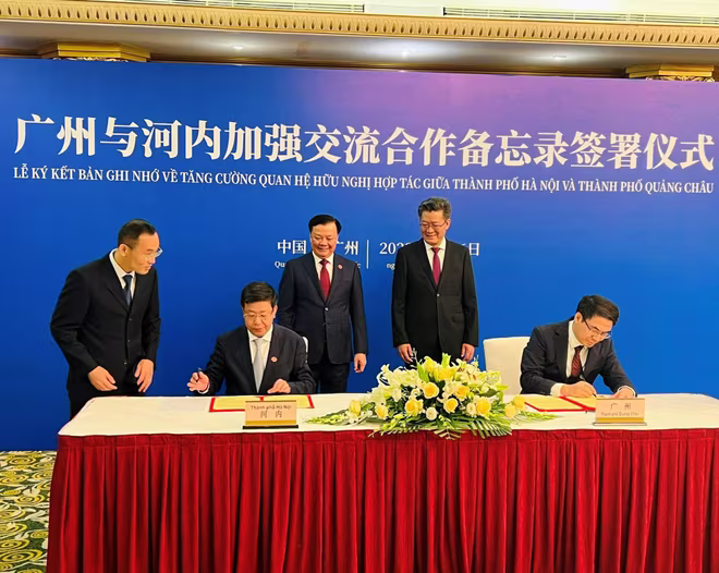 Bí thư Thành ủy Hà Nội Đinh Tiến Dũng và Bí thư Thành ủy Quảng Châu Quách Vĩnh Hàng chứng kiến lễ ký kết Bí thư Thành ủy Hà Nội Đinh Tiến Dũng và Bí thư Thành ủy Quảng Châu Quách Vĩnh Hàng chứng kiến lễ ký kết
