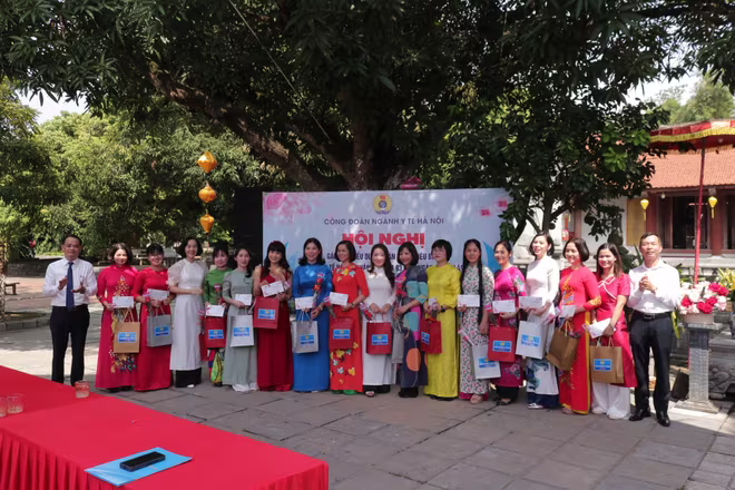 Công đoàn ngành Y tế Hà Nội gặp mặt biểu dương các cán bộ nữ tiêu biểu Công đoàn ngành Y tế Hà Nội gặp mặt biểu dương các cán bộ nữ tiêu biểu