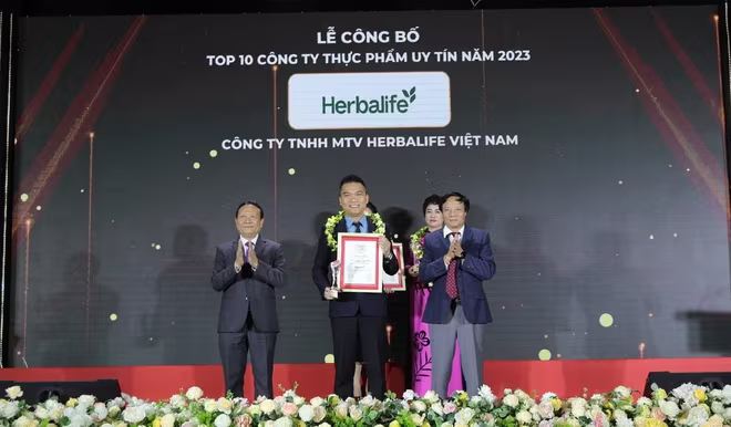 Đại diện công ty Herbalife Việt Nam tại lễ trao giải Đại diện công ty Herbalife Việt Nam tại lễ trao giải