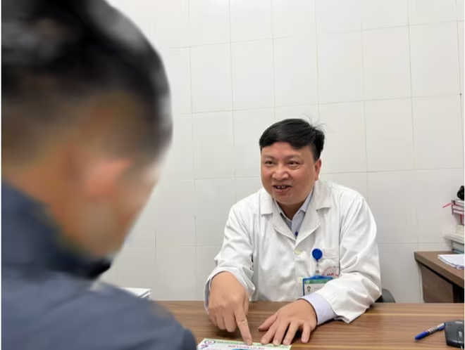 Bác sĩ Dương Minh Tâm tư vấn cho một bệnh nhân bị rối loạn sự thích ứng Bác sĩ Dương Minh Tâm tư vấn cho một bệnh nhân bị rối loạn sự thích ứng