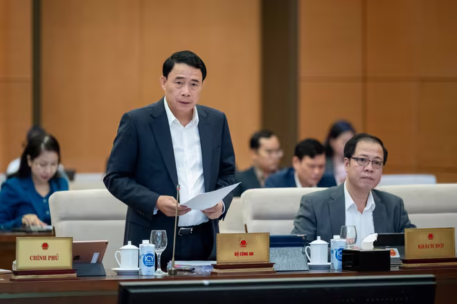 Thứ trưởng Bộ Công an Lê Quốc Hùng báo cáo tại phiên họp UBTVQH Thứ trưởng Bộ Công an Lê Quốc Hùng báo cáo tại phiên họp UBTVQH