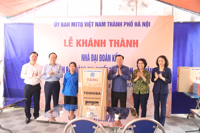 Bí thư Thành ủy cùng lãnh đạo thành phố trao quà tặng các hộ dân Bí thư Thành ủy cùng lãnh đạo thành phố trao quà tặng các hộ dân