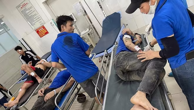 Cấp cứu các nạn nhân bị thương trong vụ nổ lò hơi ở Đồng Nai (Ảnh: Báo Đồng Nai) Cấp cứu các nạn nhân bị thương trong vụ nổ lò hơi ở Đồng Nai (Ảnh: Báo Đồng Nai)