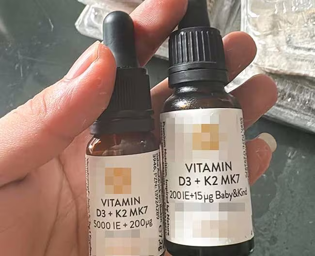 Hai lọ vitamin mà gia đình được tặng, gia đình đã cho trẻ uống nhầm lọ dành cho người lớn Hai lọ vitamin mà gia đình được tặng, gia đình đã cho trẻ uống nhầm lọ dành cho người lớn
