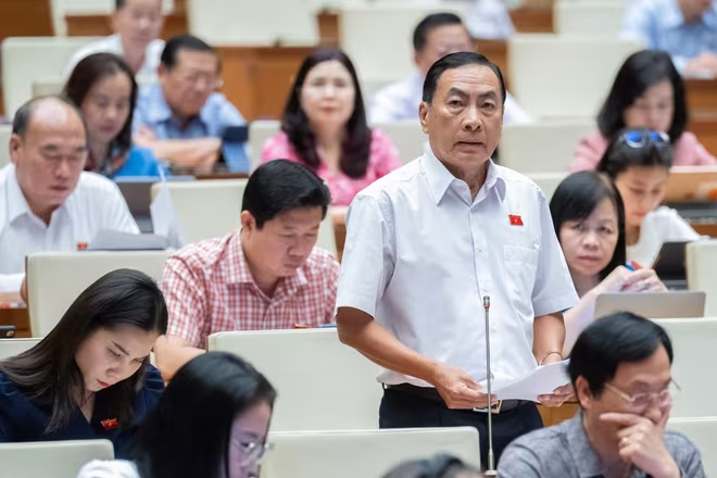 Đại biểu Phạm Văn Hòa (đoàn Đồng Tháp) phát biểu Đại biểu Phạm Văn Hòa (đoàn Đồng Tháp) phát biểu