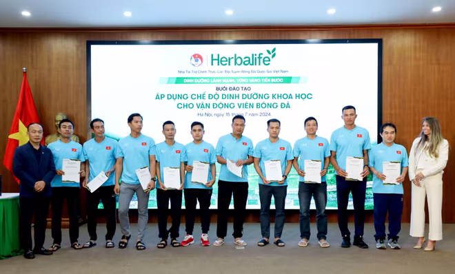 Tiến sĩ Dana Ryan (áo trắng, ngoài cùng) đào tạo về dinh dưỡng cho đại diện các CLB bóng đá Tiến sĩ Dana Ryan (áo trắng, ngoài cùng) đào tạo về dinh dưỡng cho đại diện các CLB bóng đá