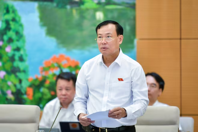 Chủ nhiệm Uỷ ban Quốc phòng và An ninh của quốc hội Lê Tấn Tới báo cáo Chủ nhiệm Uỷ ban Quốc phòng và An ninh của quốc hội Lê Tấn Tới báo cáo