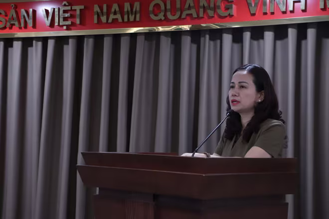 Phó Giám đốc Sở GD&amp;ĐT Hà Nội Vương Hương Giang thông tin tại hội nghị