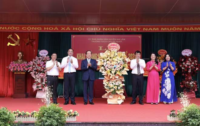 Phó Bí thư Thành ủy, Chủ tịch HĐND TP Hà Nội Nguyễn Ngọc Tuấn tặng hoa chúc mừng thầy trò trường THCS Cao Bá Quát