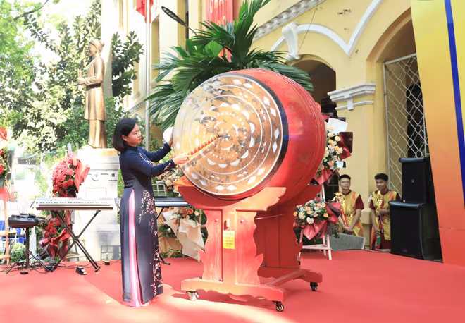 Phó Bí thư Thường trực Thành ủy Nguyễn Thị Tuyến đánh trống khai trường tại THPT Phan Đình Phùng