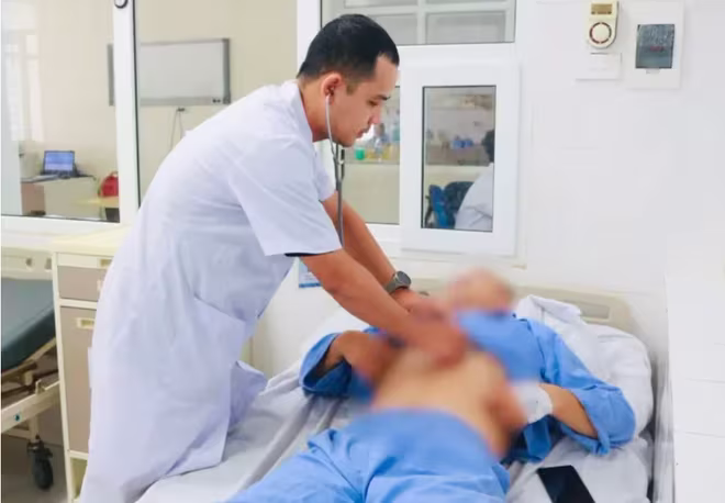 Cấp cứu người đàn ông sốc phản vệ sau khi ăn thịt ba ba Cấp cứu người đàn ông sốc phản vệ sau khi ăn thịt ba ba