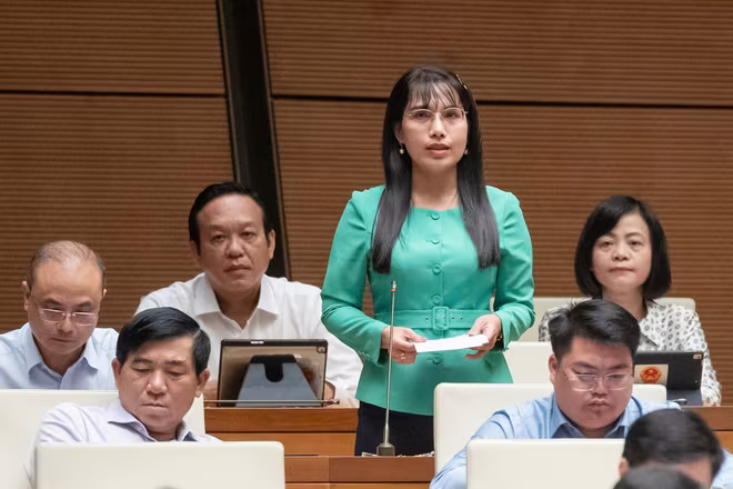 Đại biểu Châu Quỳnh Dao phát biểu thảo luận Đại biểu Châu Quỳnh Dao phát biểu thảo luận