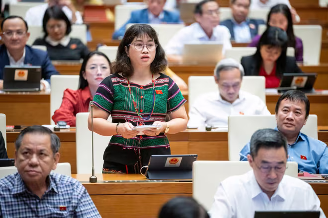 Đại biểu Phạm Thị Kiều (đoàn Đắk Nông) chất vấn về thuốc lá điện tử Đại biểu Phạm Thị Kiều (đoàn Đắk Nông) chất vấn về thuốc lá điện tử