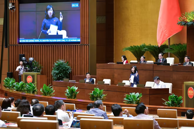 Bộ trưởng Đào Hồng Lan giơ lên một số mẫu thuốc lá điện tử bắt mắt để minh chứng về sự nguy hiểm của sản phẩm này Bộ trưởng Đào Hồng Lan giơ lên một số mẫu thuốc lá điện tử bắt mắt để minh chứng về sự nguy hiểm của sản phẩm này
