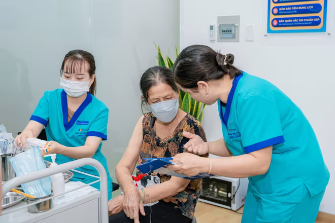 Tư vấn tiêm vaccine cúm cho người dân tại Trung tâm tiêm chủng FPT Long Châu