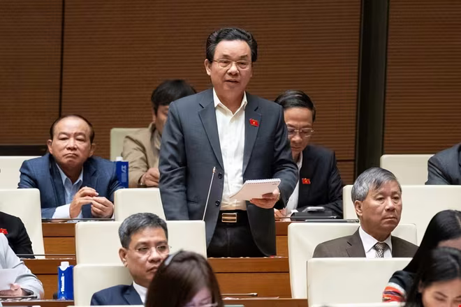 Đại biểu Hoàng Văn Cường phát biểu thảo luận Đại biểu Hoàng Văn Cường phát biểu thảo luận