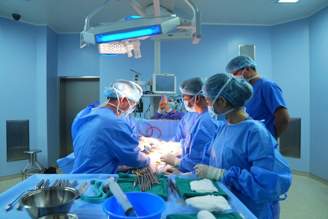 Các bác sĩ tiến hành đặt thể hang nhân tạo cho bệnh nhân (Ảnh: BV 108)