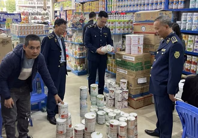 Lực lượng Quản lý thị trường kiểm tra 1 vụ việc kinh doanh sữa có dấu hiệu vi phạm