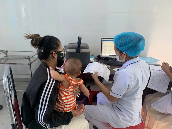 Tiêm vaccine sởi cho trẻ em