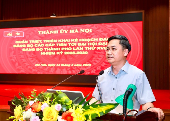 Trưởng ban Tổ chức Thành ủy Hà Nội Hà Minh Hải báo cáo tại hội nghị