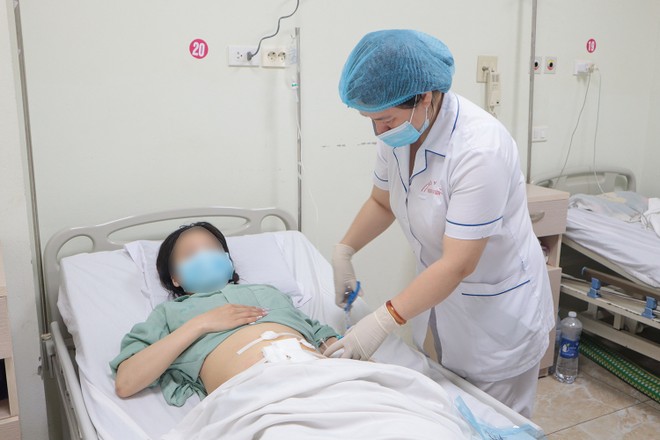 Nữ bệnh nhân được điều trị tại Bệnh viện E sau ca phẫu thuật