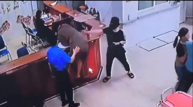 Hình ảnh người đàn ông tấn công nhân viên y tế tại BV Hữu nghị Đa khoa Nghệ An