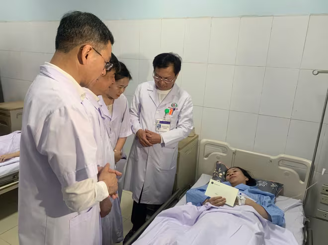 TS Hà Anh Đức (ngoài cùng), Cục trưởng Cục Quản lý Khám chữa bệnh - Bộ Y tế vào thăm điều dưỡng Nguyễn Thị Thu Hoài TS Hà Anh Đức (ngoài cùng), Cục trưởng Cục Quản lý Khám chữa bệnh - Bộ Y tế vào thăm điều dưỡng Nguyễn Thị Thu Hoài